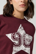 Camiseta roja intensa crop top oversize con arte college