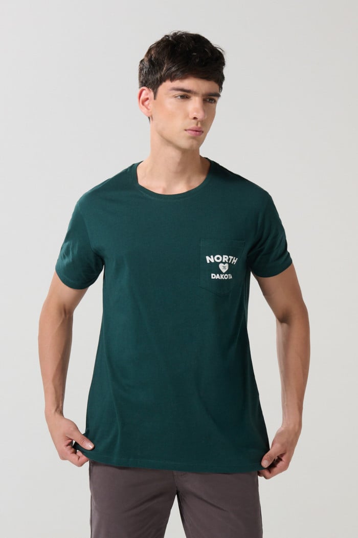 Camiseta verde oscura college con bolsillo y cuello redondo