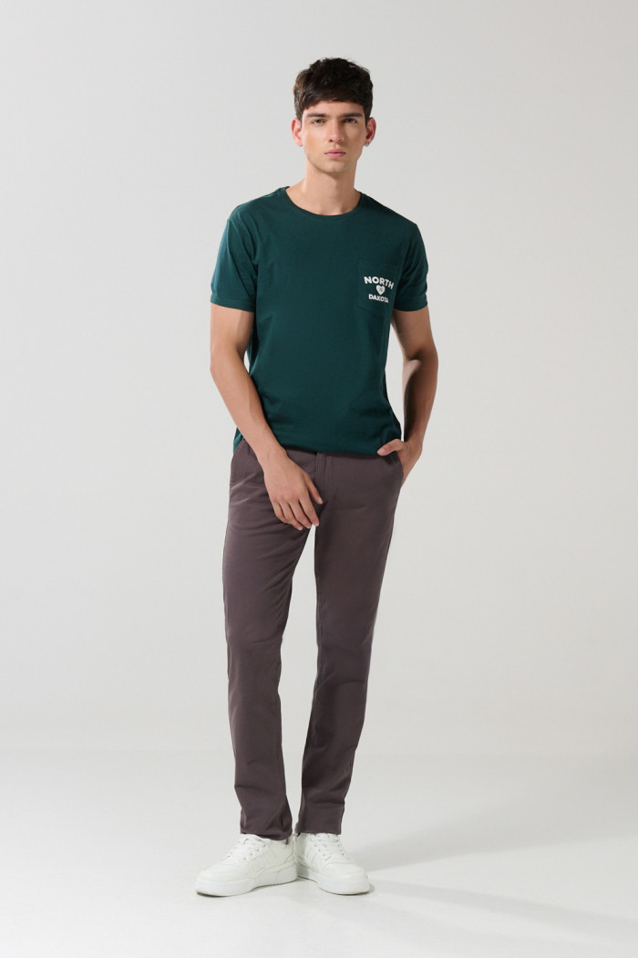 Camiseta verde oscura college con bolsillo y cuello redondo