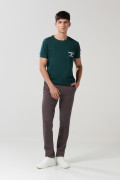 Camiseta verde oscura college con bolsillo y cuello redondo