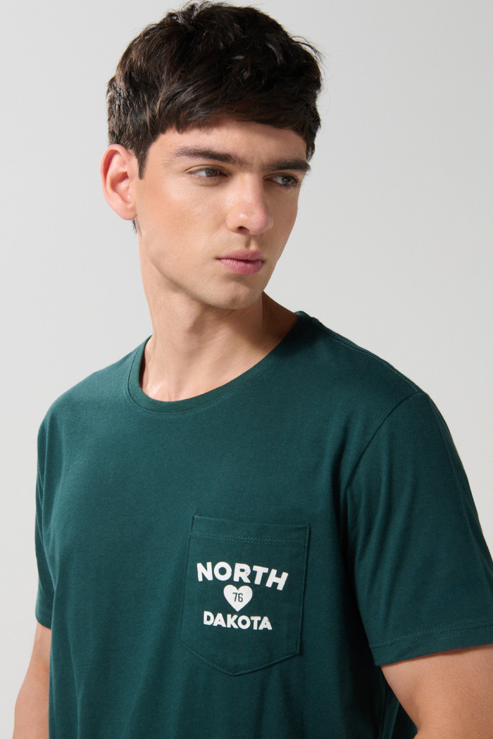 Camiseta verde oscura college con bolsillo y cuello redondo