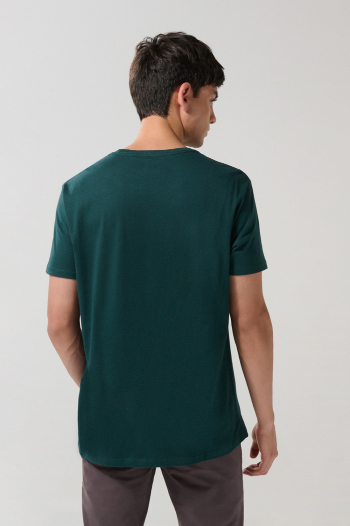 Camiseta verde oscura college con bolsillo y cuello redondo