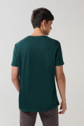 Camiseta verde oscura college con bolsillo y cuello redondo