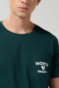Camiseta verde oscura college con bolsillo y cuello redondo