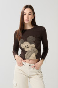 Camiseta manga larga café oscura con diseño de Mickey