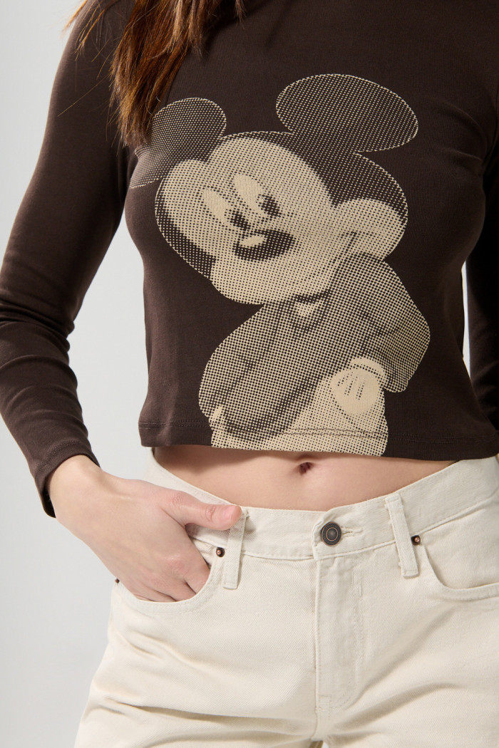 Camiseta manga larga café oscura con diseño de Mickey