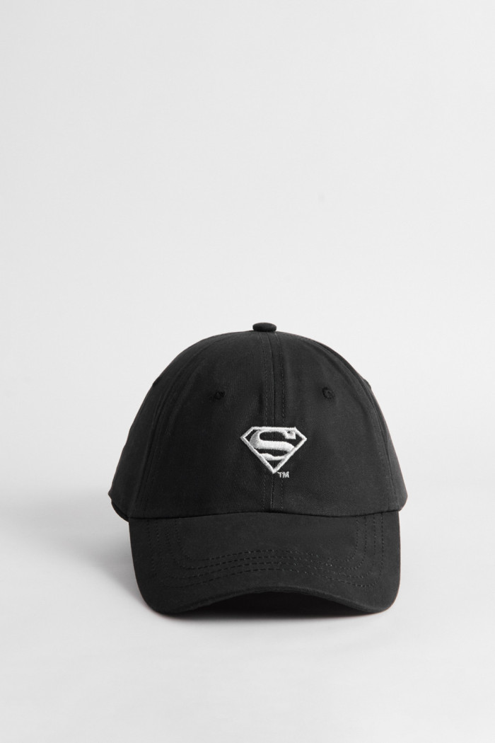 Cachucha beisbolera negra con diseño de Superman
