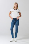 Jean azul claro push up con bolsillos, realce y tiro alto