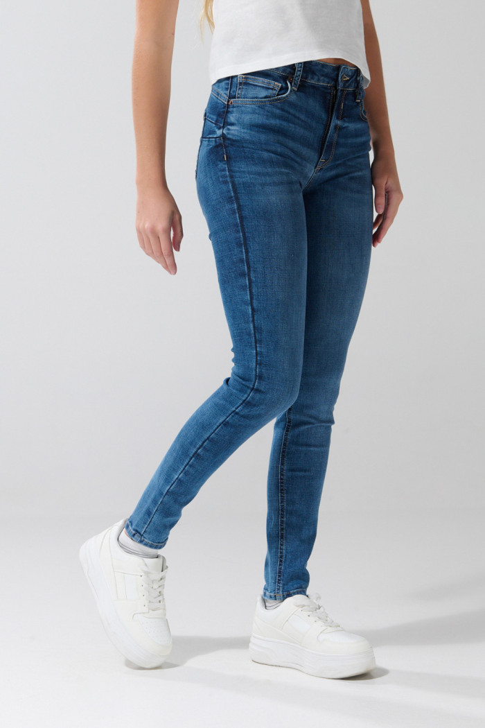 Jean azul claro push up con bolsillos, realce y tiro alto