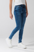 Jean azul claro push up con bolsillos, realce y tiro alto