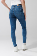 Jean azul claro push up con bolsillos, realce y tiro alto