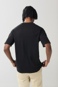 Camiseta de Cambridge artístico negra cuello redondo
