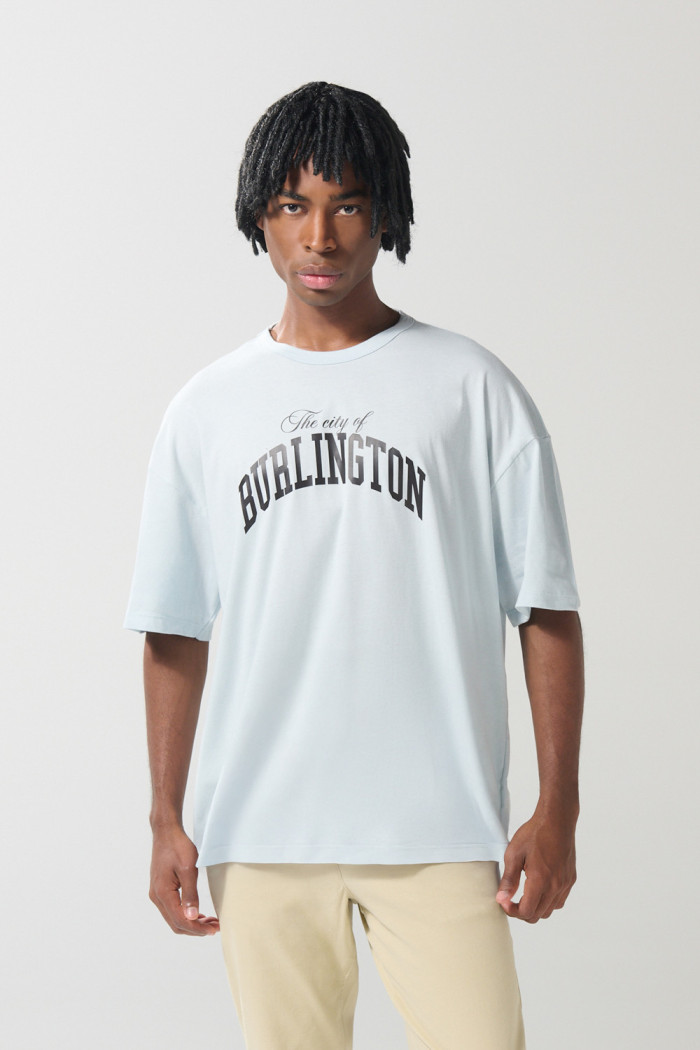 Camiseta unicolor oversize manga corta con arte college