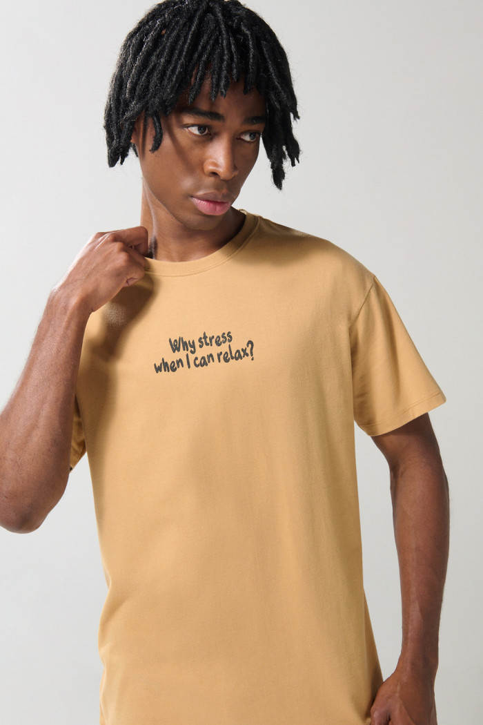 Camiseta en algodón unicolor manga corta con texto delantero