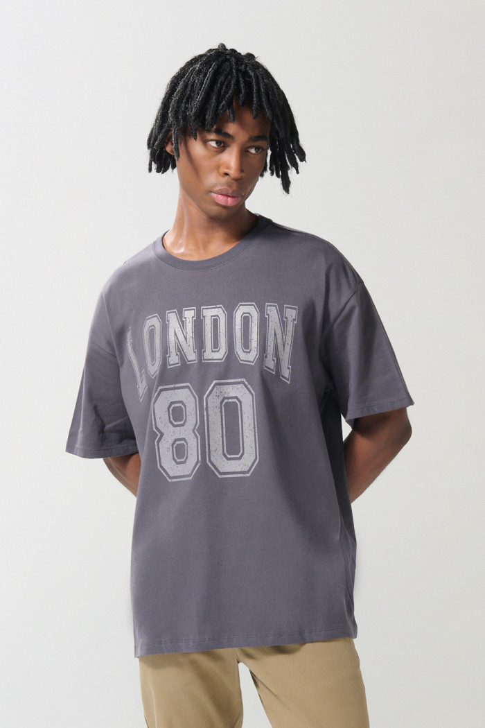 Camiseta unicolor con diseño college y manga corta oversize