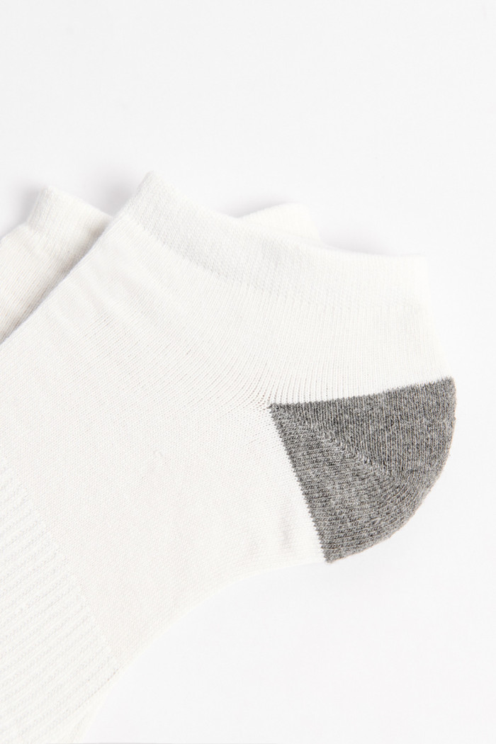 Medias unicolores tobilleras con contrastes y ajuste