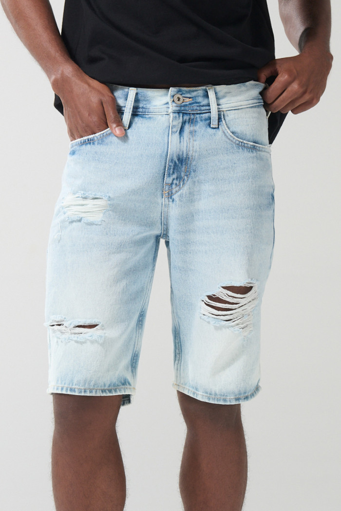 Bermuda slim azul en jean tiro bajo con rotos en frente