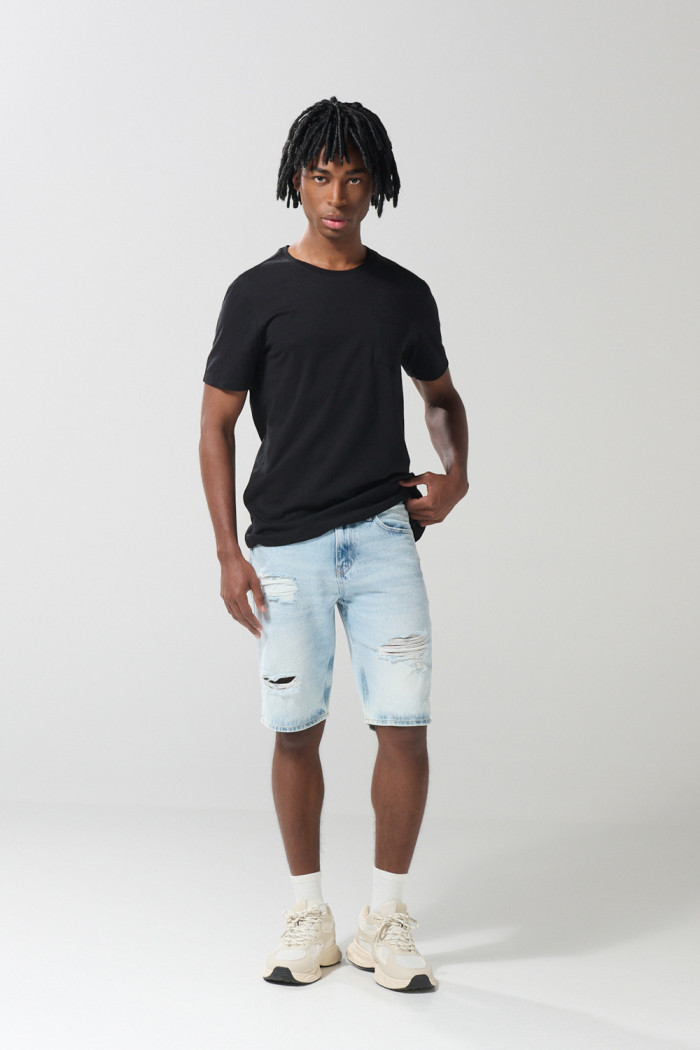 Bermuda slim azul en jean tiro bajo con rotos en frente