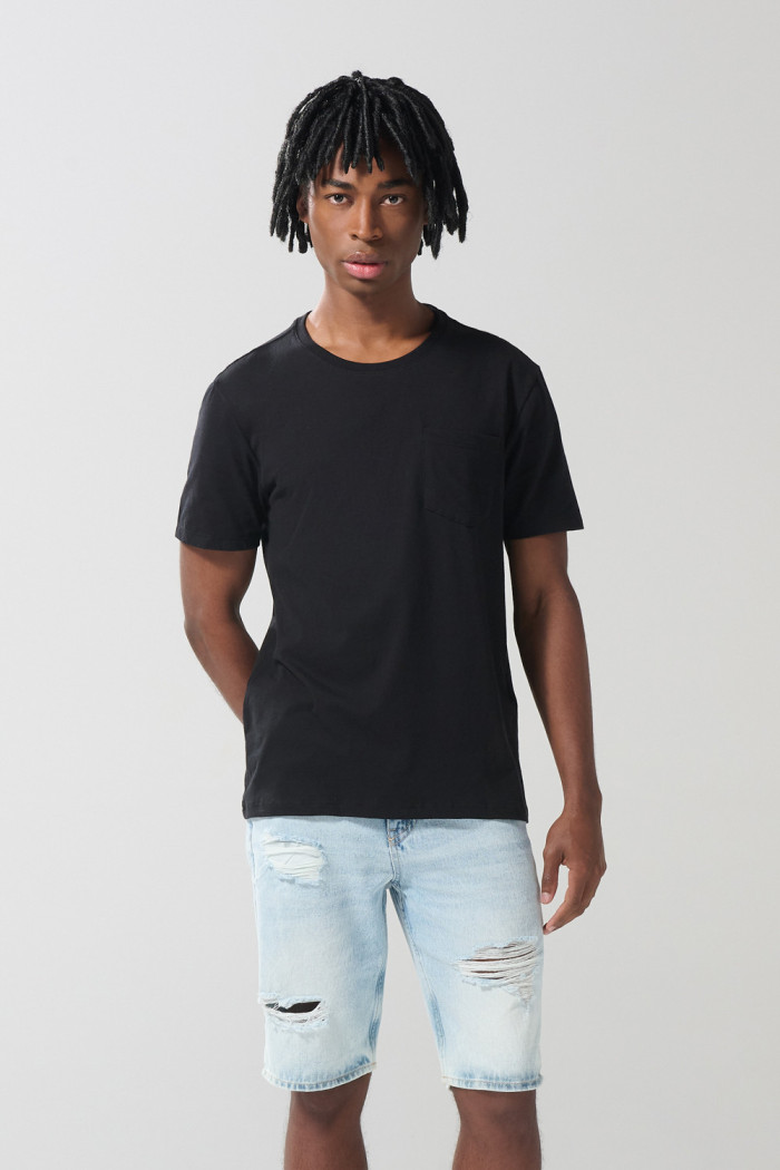 Bermuda slim azul en jean tiro bajo con rotos en frente
