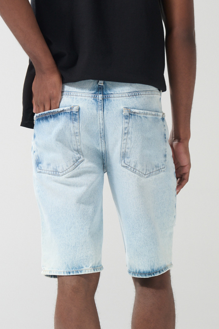 Bermuda slim azul en jean tiro bajo con rotos en frente