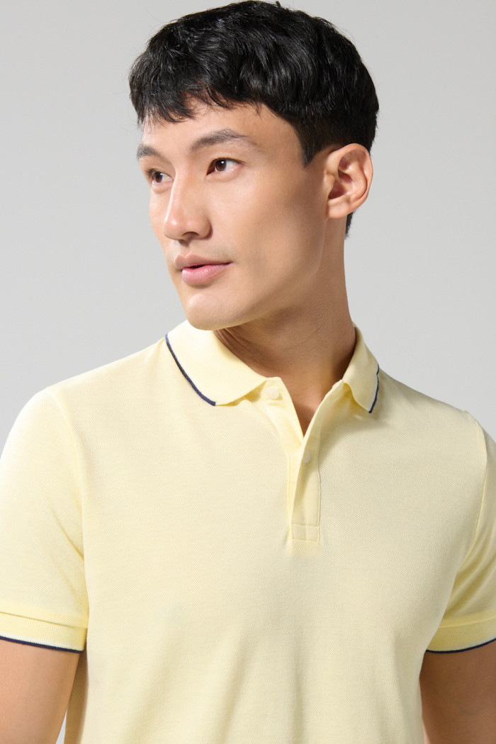 Camiseta unicolor polo manga corta con botones en pechera