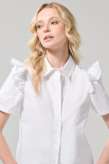 Blusa blanca con manga corta y detalles con golas