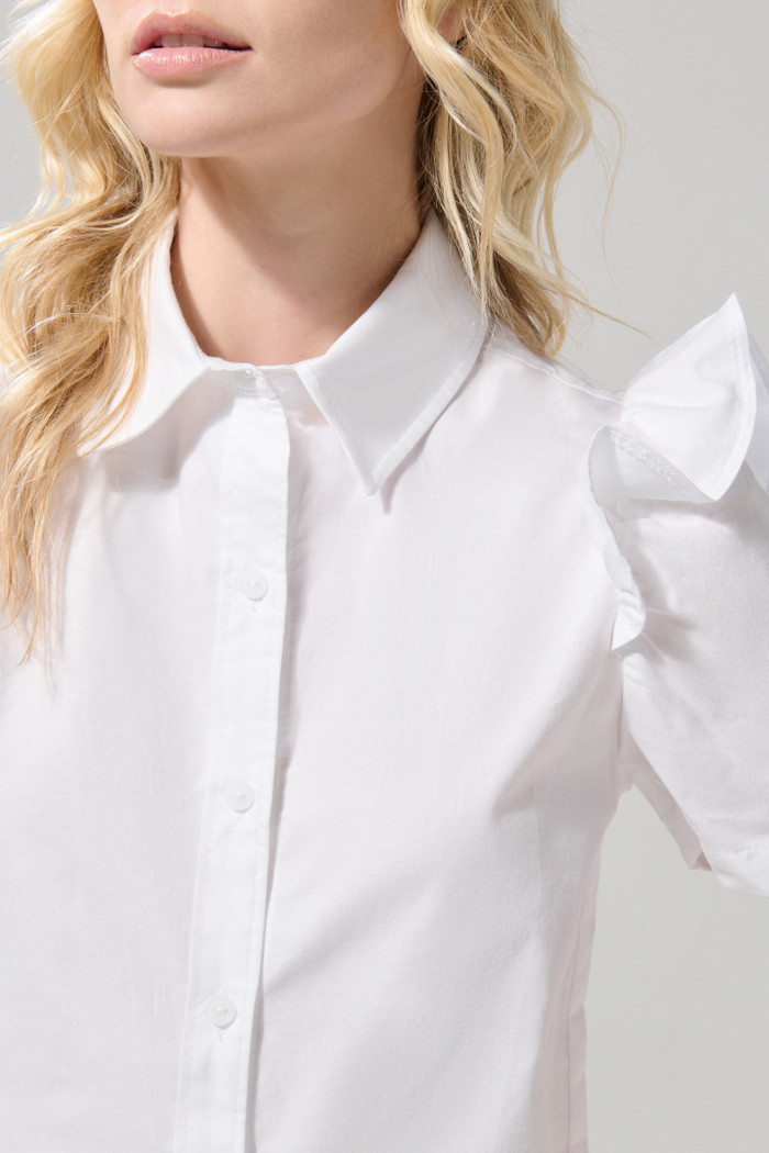 Blusa blanca con manga corta y detalles con golas