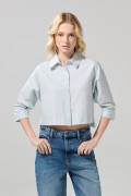Blusa crop top azul clara con cuello sport