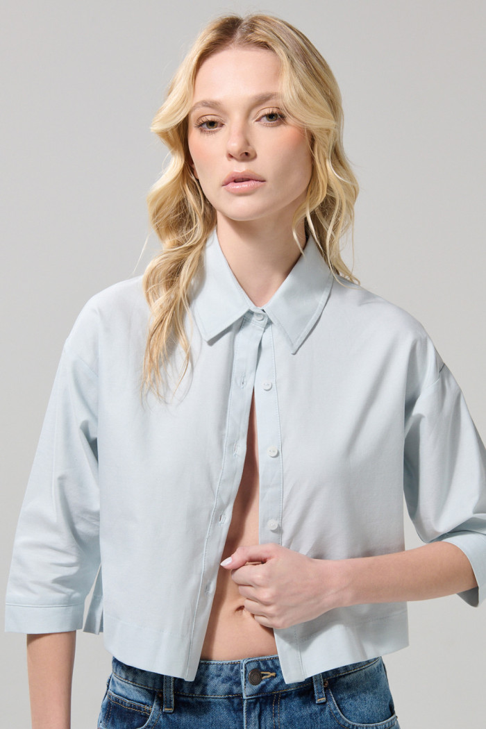 Blusa crop top azul clara con cuello sport