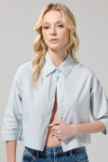 Blusa crop top azul clara con cuello sport