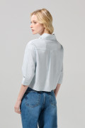 Blusa crop top azul clara con cuello sport