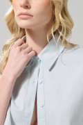 Blusa crop top azul clara con cuello sport