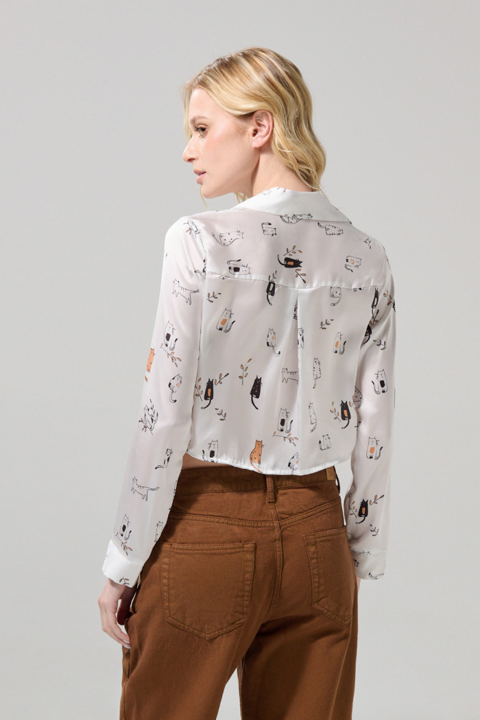 Blusa manga larga crema con diseños de gatitos