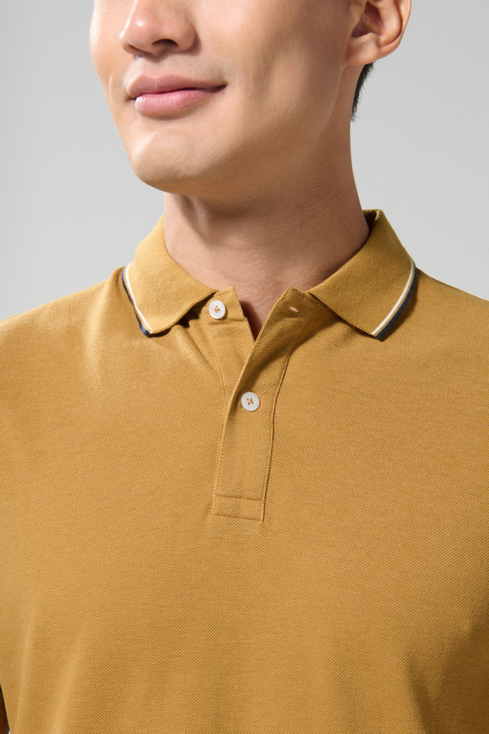 Camiseta unicolor polo con manga corta y doble botón