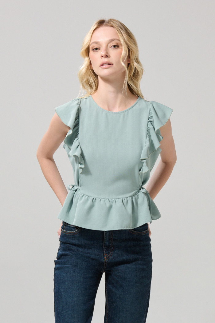 Blusa crop unicolor con golas y manga sisa