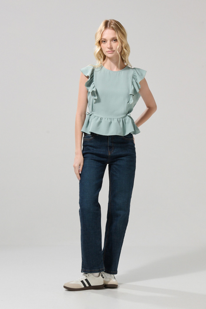 Blusa crop unicolor con golas y manga sisa