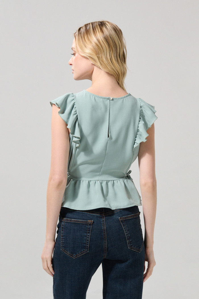 Blusa crop unicolor con golas y manga sisa