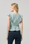 Blusa crop unicolor con golas y manga sisa