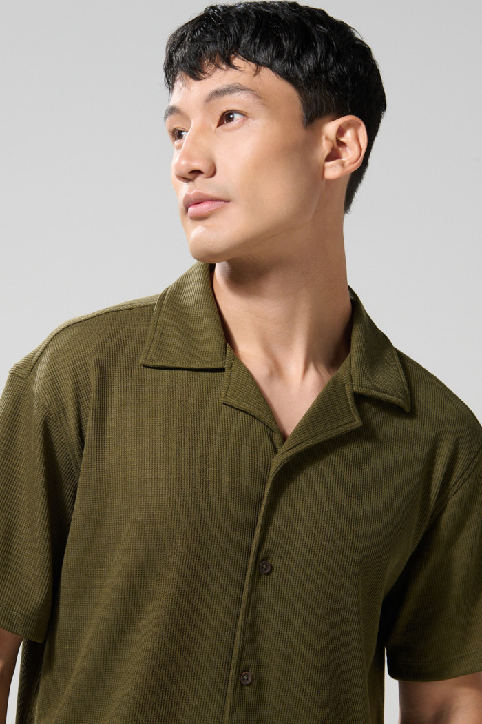 Camisa verde oscura con manga corta y cuello resort