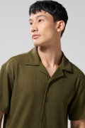 Camisa verde oscura con manga corta y cuello resort