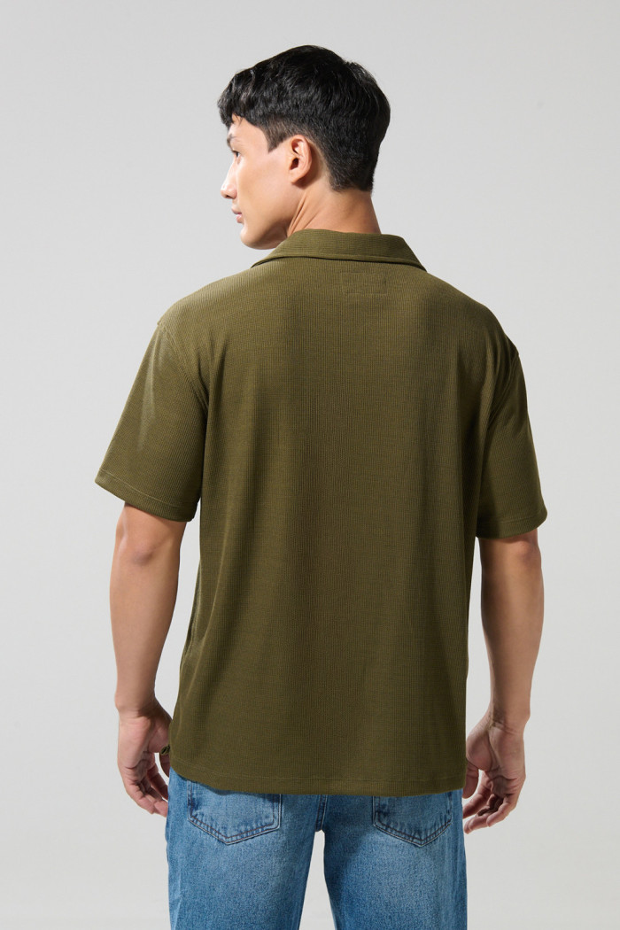 Camisa verde oscura con manga corta y cuello resort
