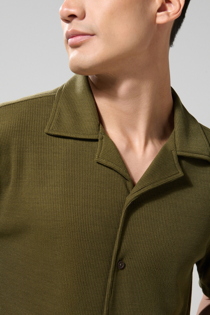 Camisa verde oscura con manga corta y cuello resort