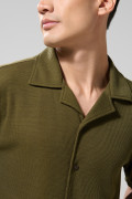 Camisa verde oscura con manga corta y cuello resort