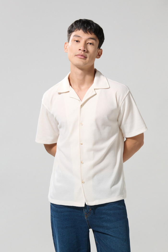 Camisa cuello resort unicolor con manga corta y texturas