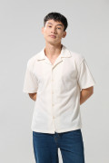 Camisa cuello resort unicolor con manga corta y texturas