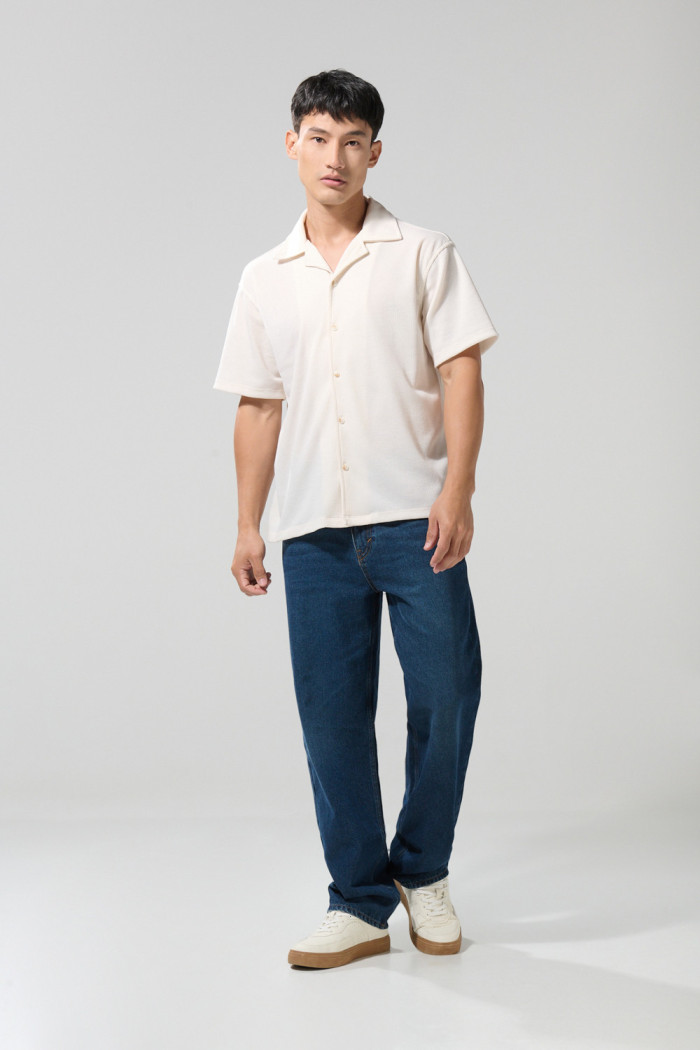 Camisa cuello resort unicolor con manga corta y texturas