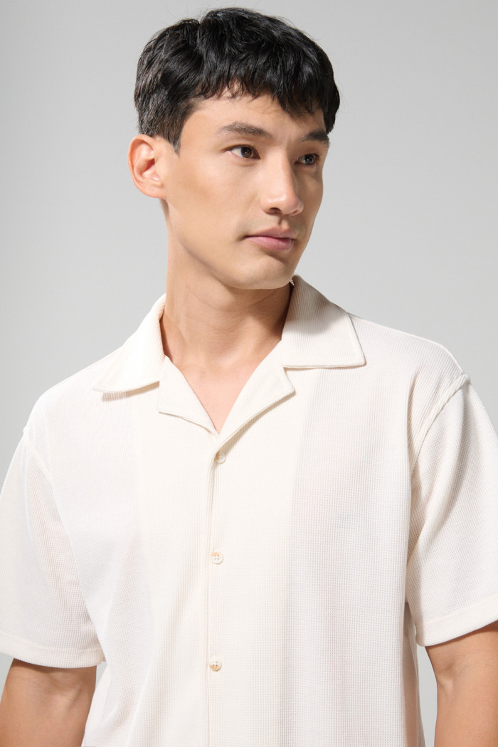 Camisa cuello resort unicolor con manga corta y texturas