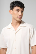 Camisa cuello resort unicolor con manga corta y texturas