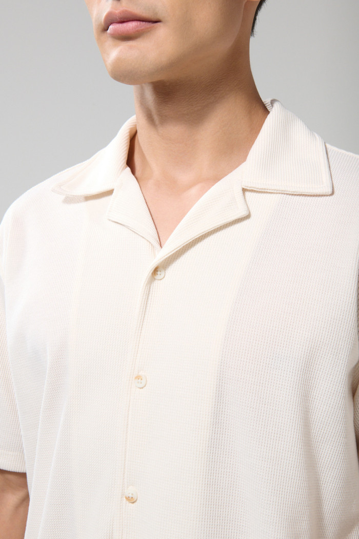Camisa cuello resort unicolor con manga corta y texturas