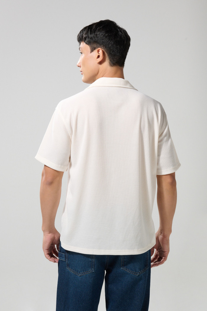 Camisa cuello resort unicolor con manga corta y texturas